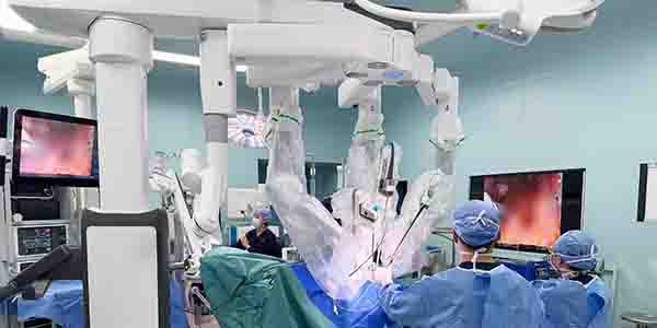 中山大學孫逸仙紀念醫院花都院區成功為患者實施花都區首例機器人輔助腎部分切除術  達芬奇手術機器人大顯身手