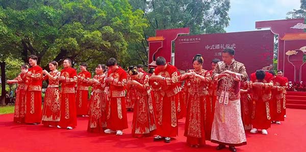 花都舉辦“花都有囍?緣定嶺南”集體婚禮暨花都區(qū)婚慶協(xié)會授牌儀式  20對新人共結(jié)良緣