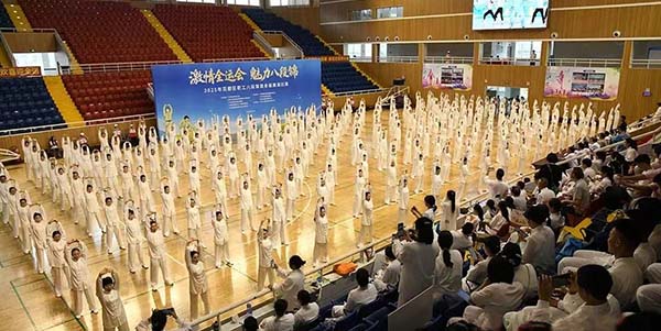 花都區(qū)舉辦八段錦健身操展演比賽   900人同臺  氣場全開